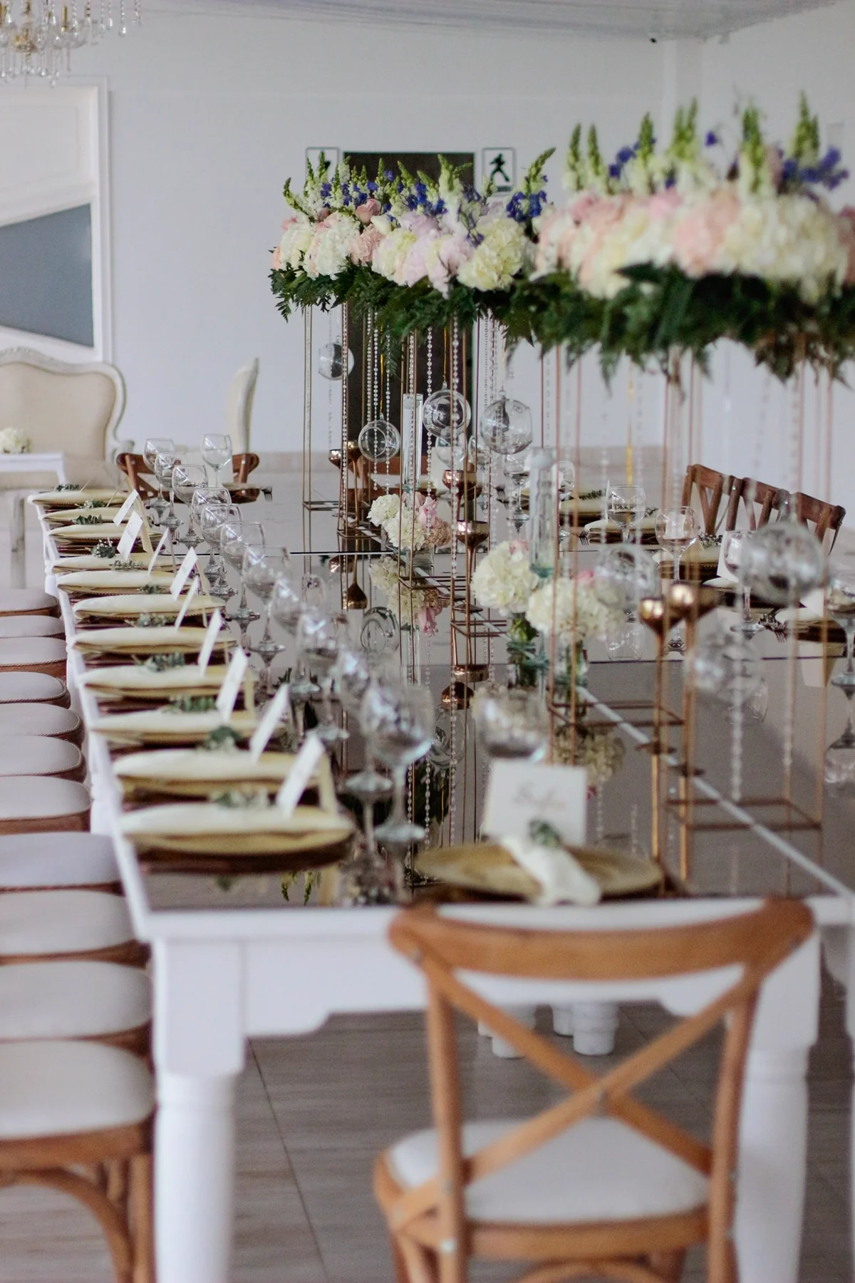 Mesa imperial con flores colgantes en Casa Josue Guaymaral
