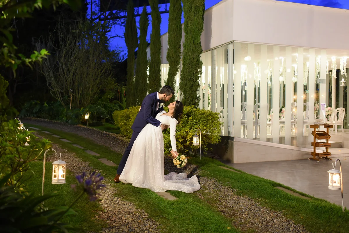 Pareja en el jardin nocturno de Casa Josue Guaymaral