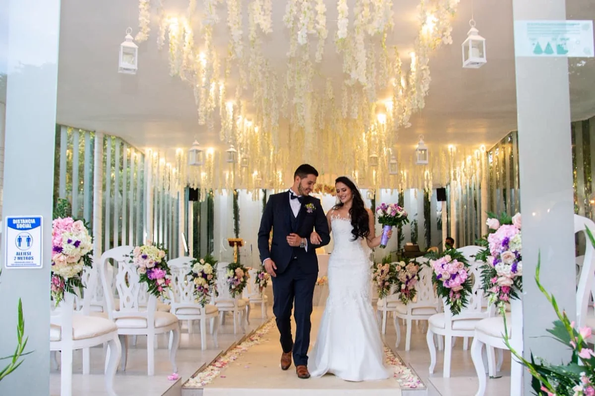 Casa Josue Guaymaral - ceremonia de boda en salon con flores