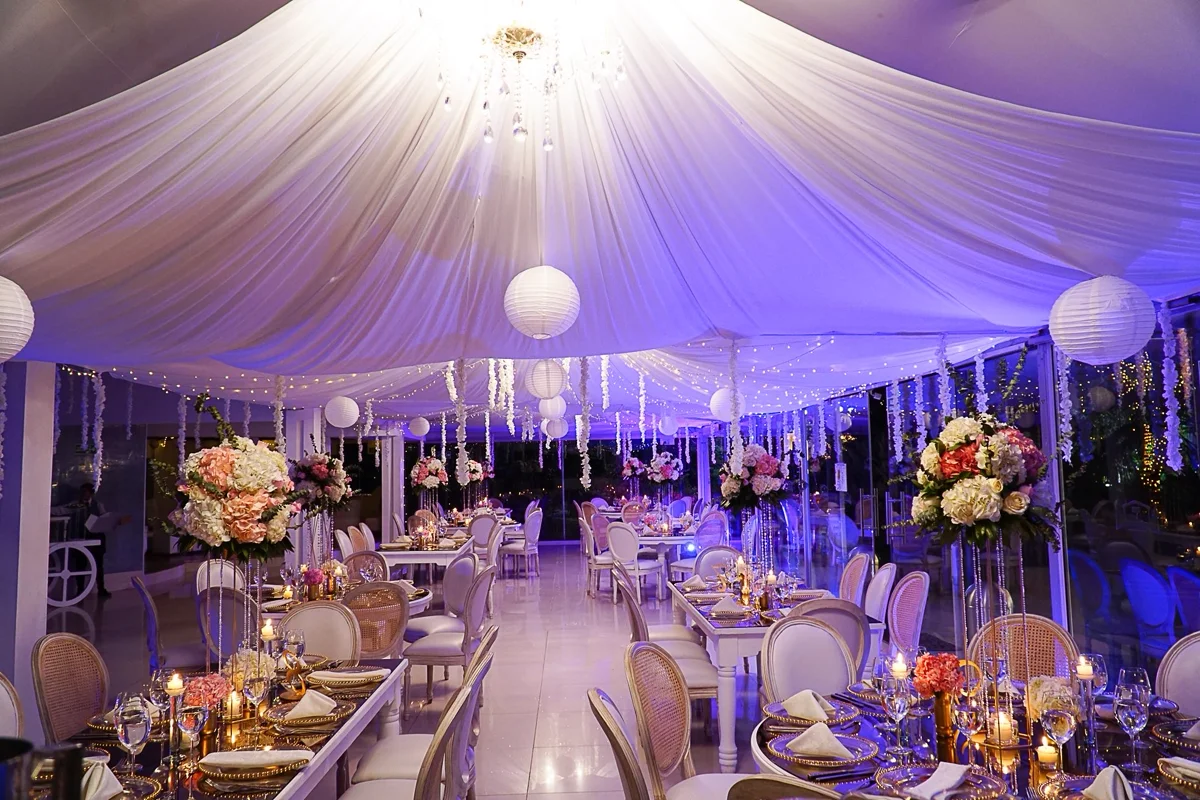 Salon Campestre con montaje de lujo en tonos blancos